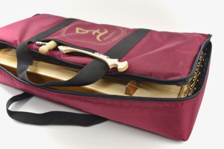 Gepolsterte Tasche für das 8-chörige Saitentamburin mit aufgesetzem Fach für Klöppel und Stimmschlüssel