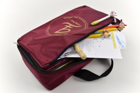 Gepolsterte Tasche mit aufgesetztem Fach für Noten, Stimmschlüssel und Saitenzupfer