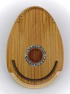 Klangdecke aus geflammten Satinwood - Schalllochrosette "Stern" aus Rotsandelholz - Steg aus Ebenholz