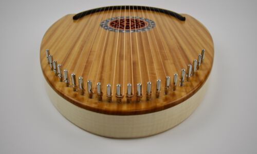 Blick auf die geflammte Decke aus Satinwood