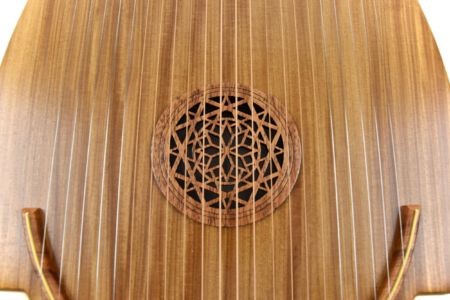 Aufgesetzte Schalllochrosette "Stern" aus Mahagoni
