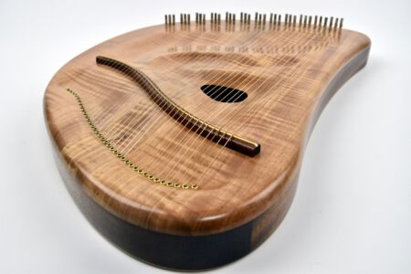 Blick auf den geschwungenen Steg und die geschnitzte, feingeschliffene und glänzend lackierte Klangdecke