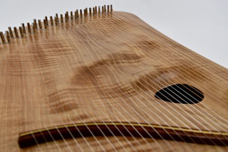 Die "gewellte" Klangdecke aus geflammten Anigree