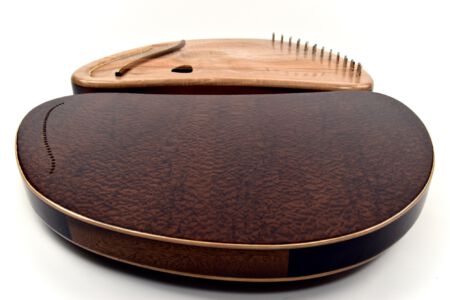 Yin-Yang: Decke und Blick auf den Boden aus Muschel-Mahagoni