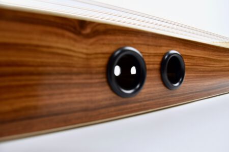Smiley - Blick durch die Schalllöcher auf die gegenüberliegenden Schalllöcher