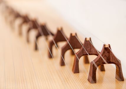 Reiter aus Mahagoni mit Ahorneinlage