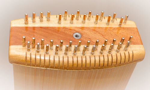 Monochord - Wirbelseite: Einlagebuchse für die Füße und das Podest