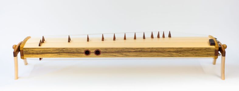 Ko-Ta-Mo aus "Weißem Ebenholz": Aufsicht Koto und Tambura