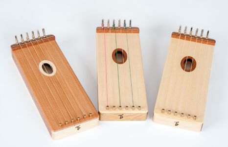 3 String-Gameboys mit unterschiedlicher Besaitung