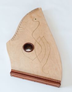 Engelharfe "Raphael" mit eingelegtem Spiegel, Jadestein und Goldbemalung