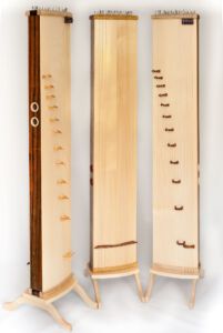 3 Ko-Ta-Mo aus Edelhölzern mit gewölbten Decken auf dem Podest stehend