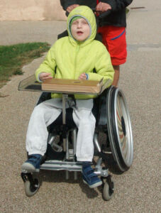 Bei Milo muss der String-Gameboy immer mit!