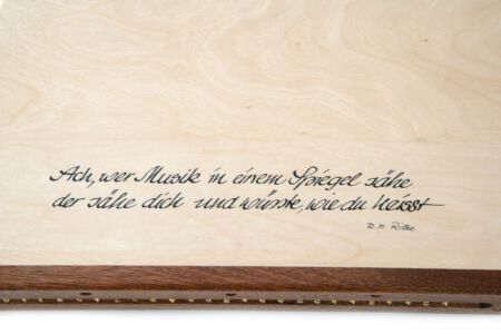 Rückseite der Engelharfe mit Zitat von Rainer Maria Rilke