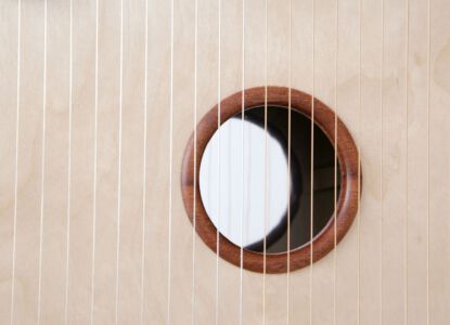 Blick auf den eingelegten Spiegel unter den Saiten