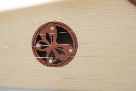 Schalllocheinlage "Schmetterling" aus Jatoba (Brasilkirsche) und Perlmutt