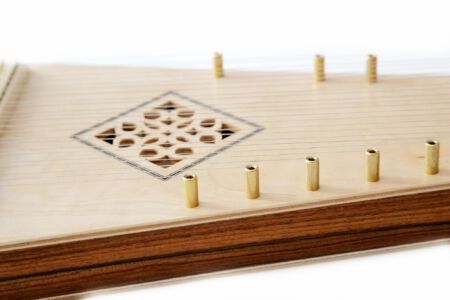 Blick auf die Saitenführung und das umrahmte Schallloch