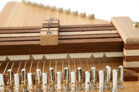 Kleine Autoharp: Detailaufnahme der ausgenommenen Filzstreifen