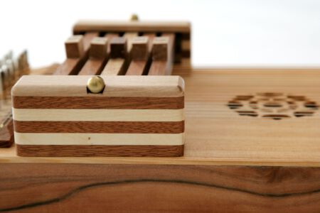 Kleine Autoharp: Detailaufnahme von Zarge aus Tineo und Akkordbalkenhäuschen