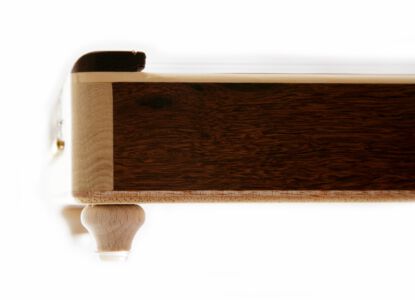 Blick auf die gedrechselten Füßchen mit rutschfesten Plättchen