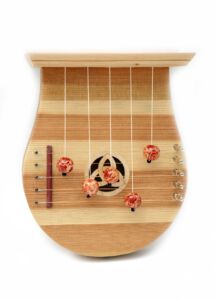 Türharfe mit Klangdecke und eingelegtem Schallloch