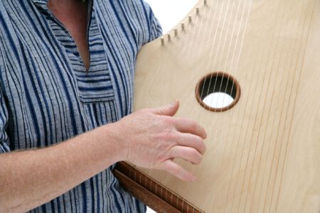 Die Engelharfe schmiegt sich gut an den Körper an