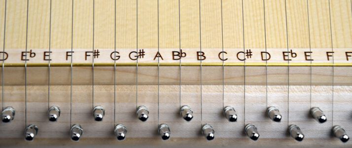 Steg mit eingelaserten Notennamen