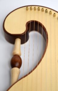 Gewölbte Vorderseite und Säule