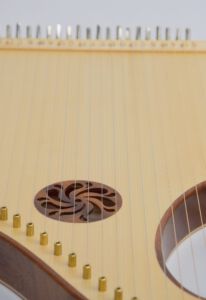 Messinghülsen und Schallloch